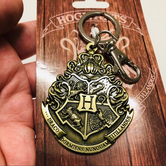 Hogwarts Crest Keychain - Picture 3 of 4